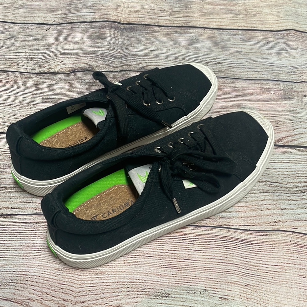 Cariuma Black Canvas OCA low shoes